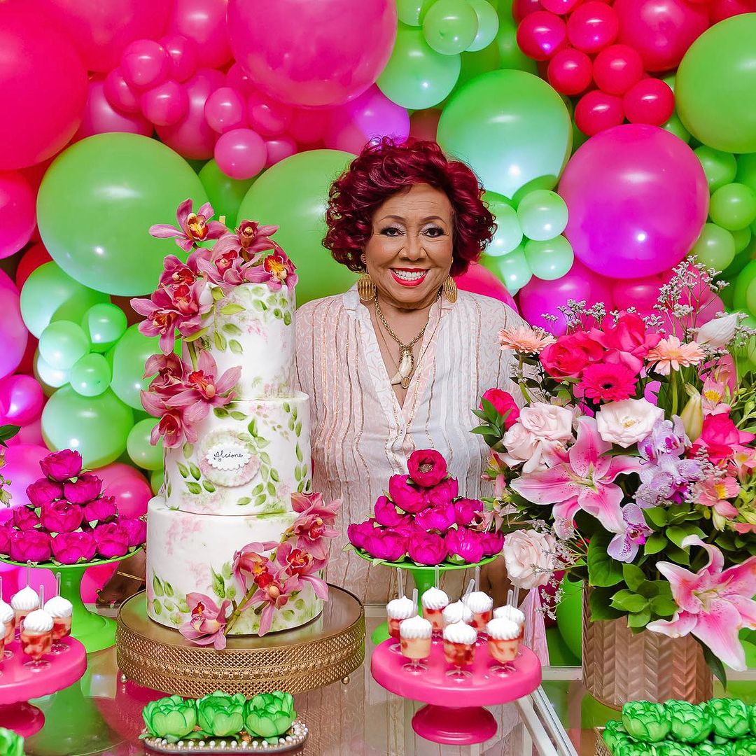 Vinte vezes campeã do carnaval carioca, a Estação Primeira de Mangueira homenageou uma de suas principais artistas. Na avenida, o público acompanhou a infância da maranhense até seus primeiros passos no mundo da música, ainda em São Luís. A chegada ao Rio de Janeiro, identificada com a verde e rosa, e como se tornou uma das rainhas do samba.