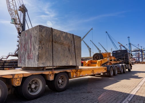 CARGAS são levadas de carretas do Interior para o Porto