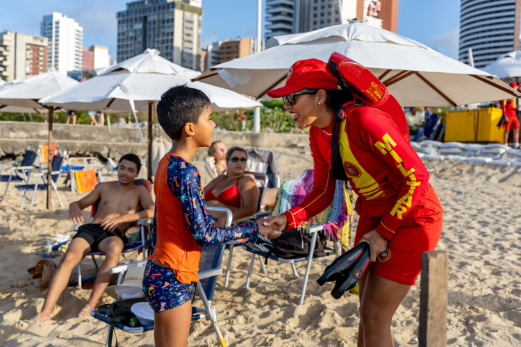 Bombeiros reforçam patrulhamento marítimo e alertam para riscos no mar.