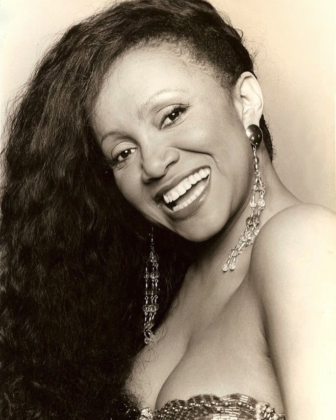 No início dos anos 70, lançou um EP contendo duas faixas “Figa de Guiné” e “O sonho acabou”. Foi o estopim para se tornar uma das maiores cantoras de samba do Brasil, com 40 discos e 50 anos de carreira. Trazendo a negritude, a feminilidade e a potência da cultura nordestina. 