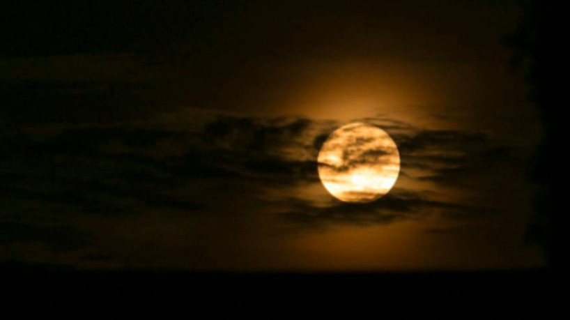 Imagem de apoio ilustrativo. A superlua surge no horizonte nesta quinta-feira, 4, com brilho intenso e tom amarelado, no ápice do fenômeno que torna o satélite até 10% maior e mais luminoso. 