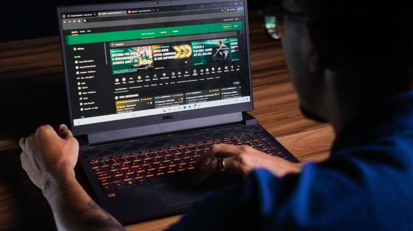 FORTALEZA-CE, BRASIL, 15-05-2025: Governo também lança plataforma para usuário bloquear CPF em jogos. Na foto, imagem ilustrativa de uma pessoa apostando em sites de bets. (Foto: Fernanda Barros/ O Povo) 