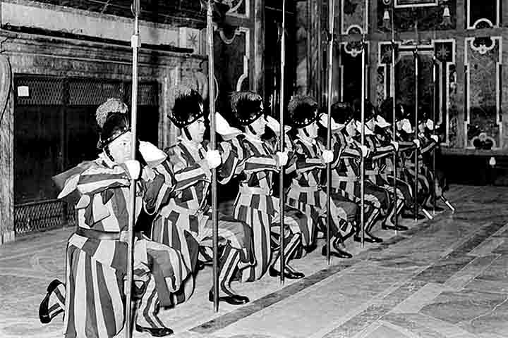 A Guarda Suíça foi criada mais de quatro séculos antes de a Santa Sé obter sua soberania como estado.
