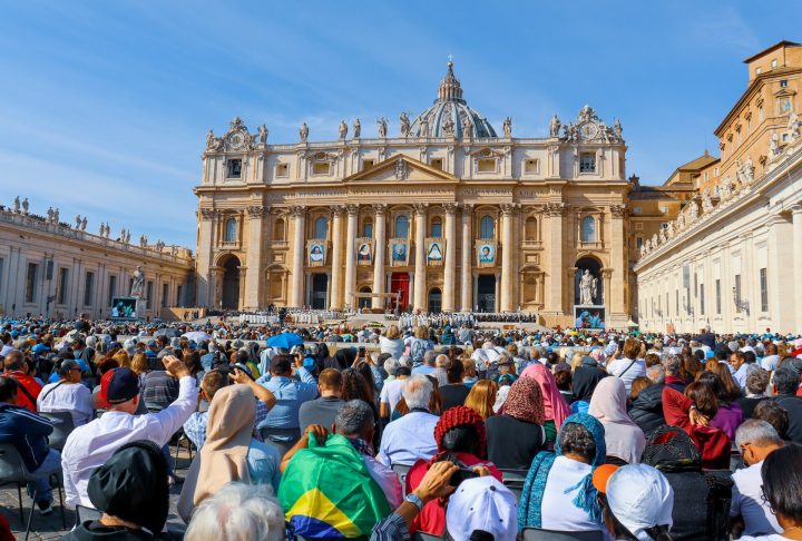Em maio de 2025, o Vaticano esteve com uma multidão no pátio externo por causa da morte do Papa Francisco (21 de abril) e eleição do novo pontífice, Papa Leão XIV.
