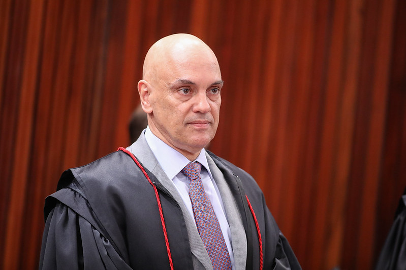 No dia 11 de outubro de 2025, durante um show em Brasília, no Centro de Convenções Ulysses Guimarães, Alcione  dedicou sua apresentação ao ministro do Supremo Tribunal Federal, Alexandre de Moraes, que estava na plateia ao lado da esposa, Viviane Barci.