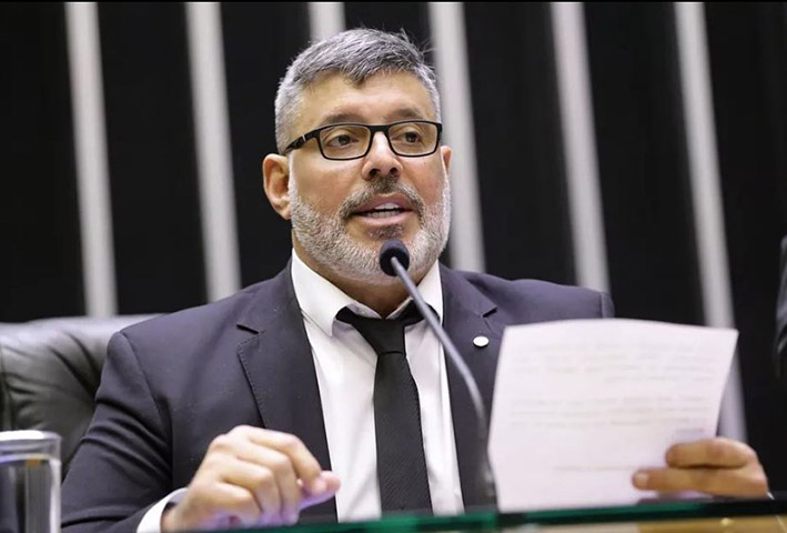 A ação judicial foi motivada por uma publicação feita em 2017, na qual Frota atribuiu falsamente a Wyllys uma frase supostamente defendendo a pedofilia — o que o ex-deputado negou e comprovou ser inverídico. A Justiça considerou a conduta ofensiva à honra..