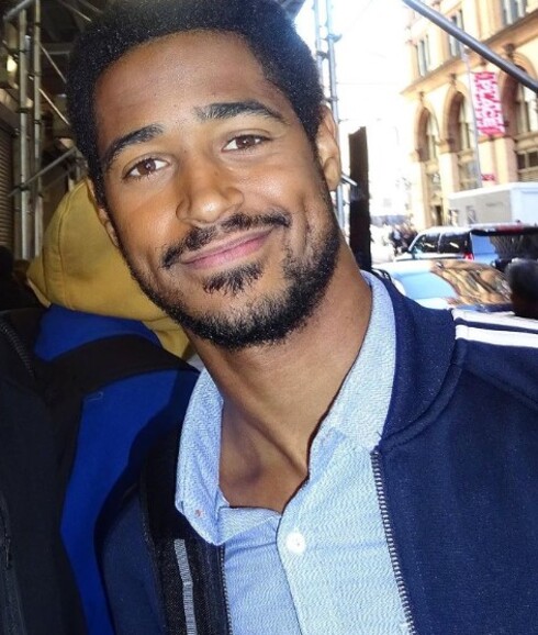 O ator Alfred Enoch, filho de pai inglês e mãe brasileira, é conhecido por suas participações na saga Harry Potter e na série How to Get Away with Murder.