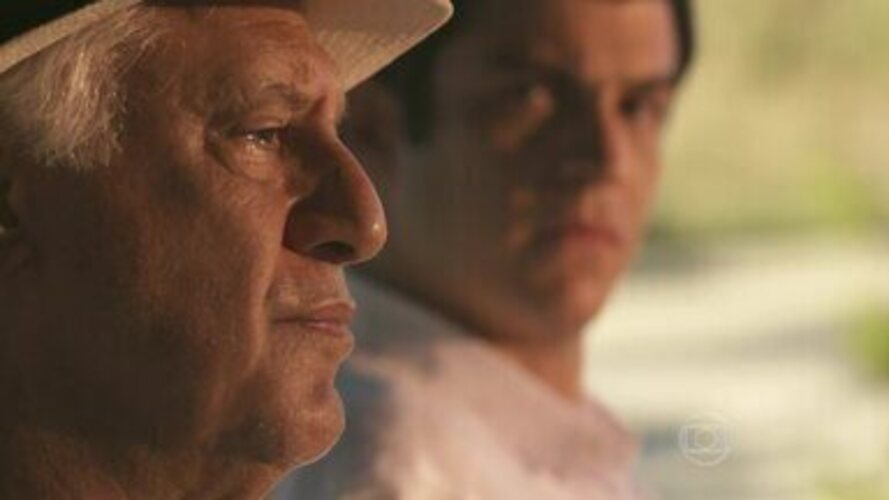 Em Amor Ã  Vida, ele interpretou CÃ©sar Khoury e, ao longo da trama, sua relaÃ§Ã£o conturbada com o filho FÃ©lix se torna tema central, passando por conflitos e tentativas de reconciliaÃ§Ã£o.
