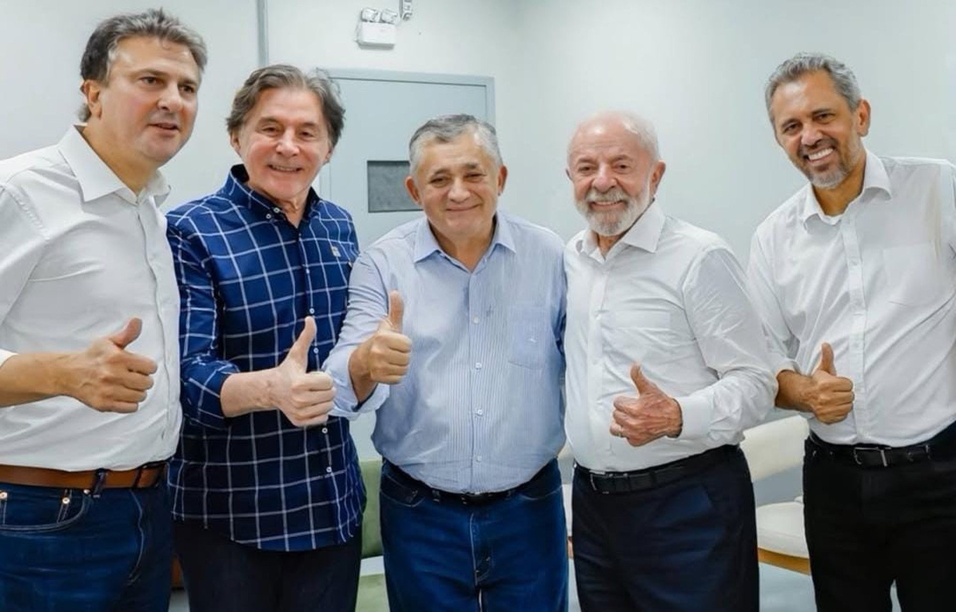 Camilo Santana (PT), Eunício Oliveira (MDB), José Guimarães (PT), Lula (PT) e Elmano de Freitas (PT) (Foto: Reprodução/Instagram: @euniciooliveira)