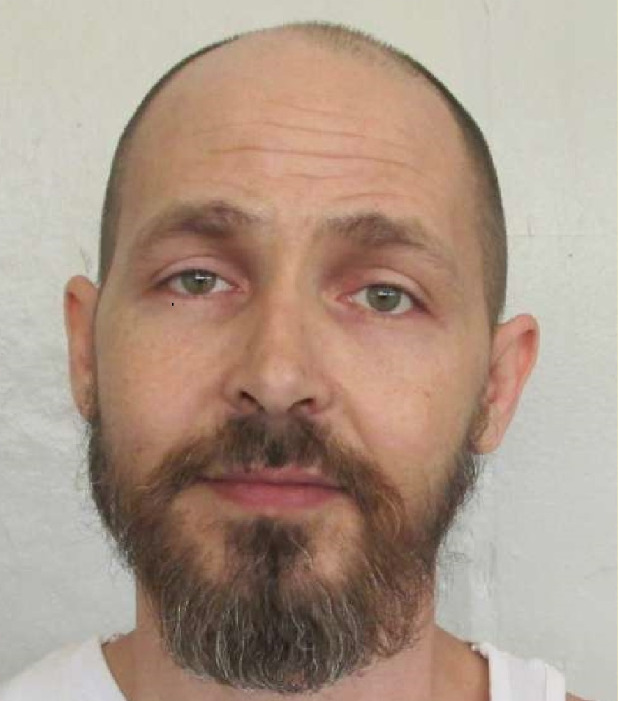 É que as condenações à morte nos Estados Unidos muitas vezes demoram a resultar na execução. Esse tipo de processo costuma demorar para se concretizar . Para se ter uma ideia,  Carey Dale Grayson (foto) foi executado em novembro de 2024, 30 anos após o crime.