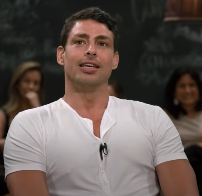 Quando o assunto é série, Cauã também fez vários trabalhos, com destaque para Amores roubados (2014), O caçador (2014), Justiça (2016), Dois Irmãos (2017) e Ilha de Ferro (2019). 