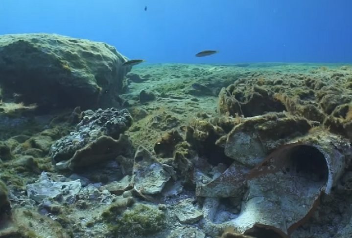 O local fica em uma passagem de 45 km de largura, a leste da ilha de Creta, próximo à ilha de Kasos.