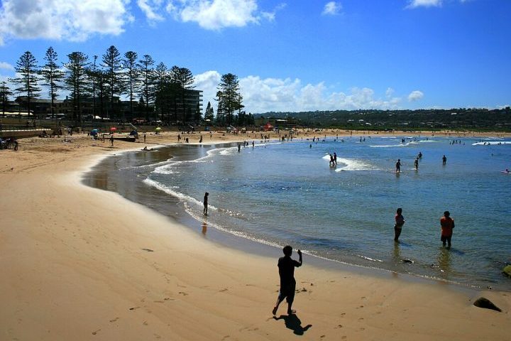 Na extremidade sul, há uma piscina natural de água salgada, bastante usada por famílias e banhistas que preferem um ambiente mais seguro.