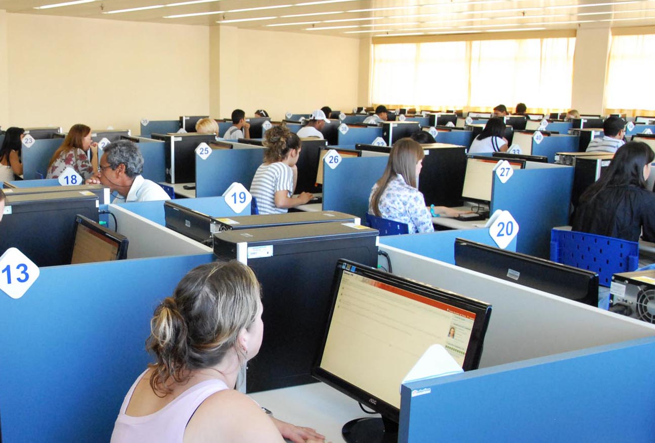 O exame teórico seguirá o mesmo formato atual: até 30 questões de múltipla escolha e exigência de acerto mínimo de 70% das respostas. 
