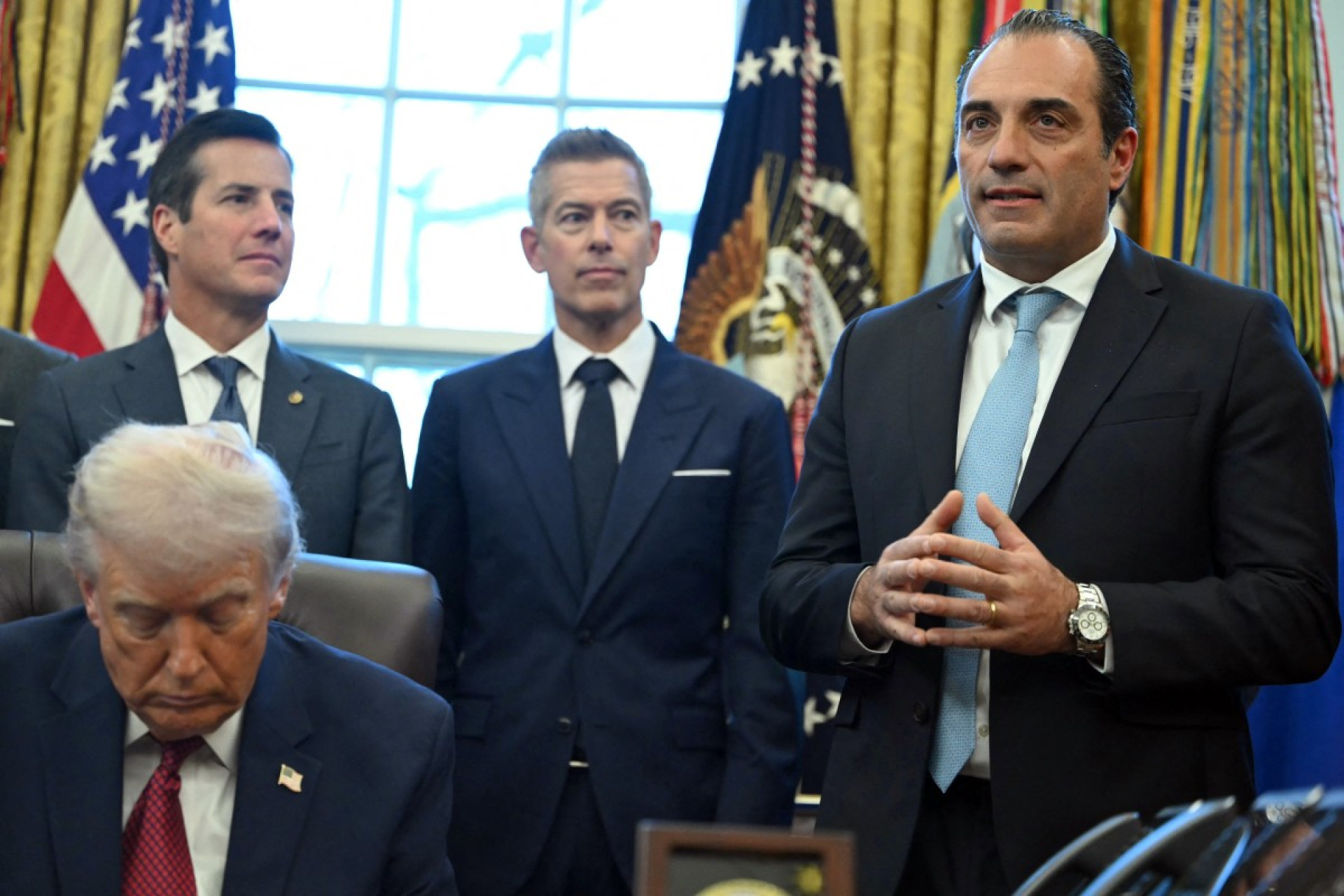 O CEO da Stellantis, Antonio Filosa (à direita), discursa ao lado do presidente dos EUA, Donald Trump, no Salão Oval da Casa Branca, em Washington, DC, em 3 de dezembro de 2025