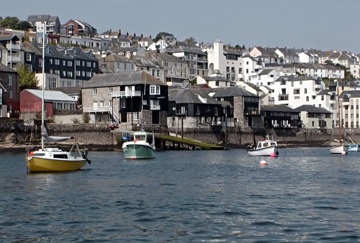 Cornualha (Reino Unido) – Região no sudoeste da Inglaterra com cultura celta própria e paisagens costeiras impressionantes. O idioma córnico foi quase extinto, mas vem sendo revitalizado. A cidade de St Ives e os mitos do Rei Arthur reforçam sua singularidade.
