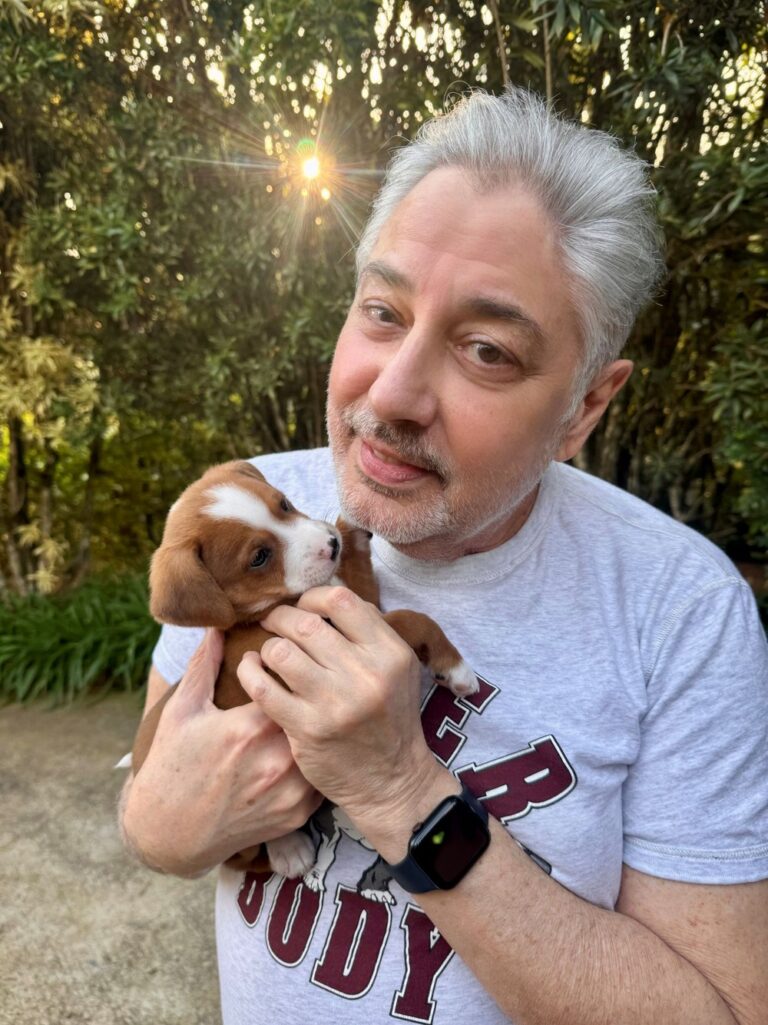 Recentemente ele mostrou nas redes sociais o novo companheiro que passou a integrar a família: um filhote de cachorro que ganhou o nome de Juninho.
