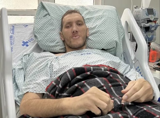 O homem considerado o mais alto do Brasil precisou amputar a perna esquerda devido a complicações decorrentes da osteomielite. 