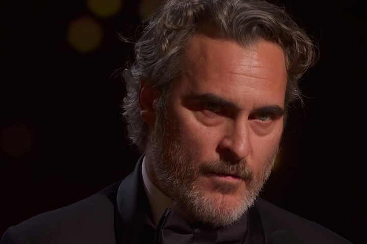Joaquin Phoenix (28/10/1974) ganhou o Oscar de Melhor Ator por Coringa (2019) e foi indicado por Gladiador (2000), Johnny & June (2005) e O Mestre (2012). Outros sucessos incluem Ela (2013) e Beau Tem Medo (2023).