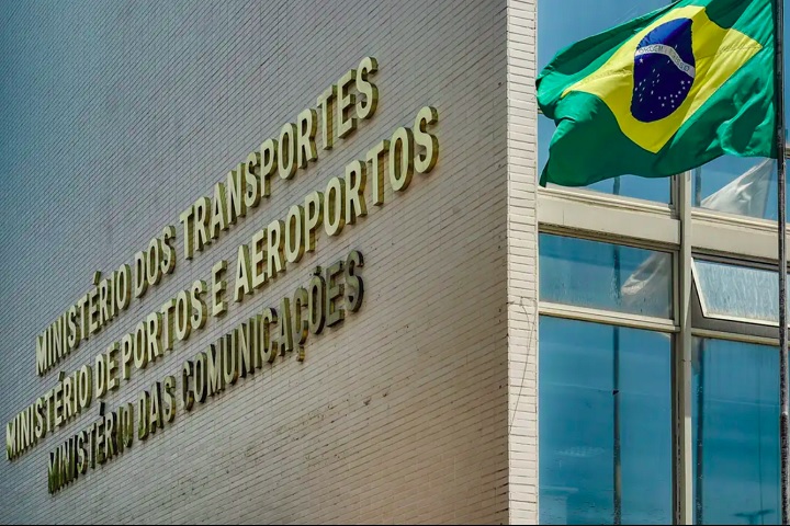  A proposta integra uma minuta de resolução do Conselho Nacional de Trânsito - Contran -, que foi colocada em consulta pública pelo Ministério dos Transportes. O objetivo, segundo o governo, é reduzir custos e simplificar o caminho até a primeira habilitação.
