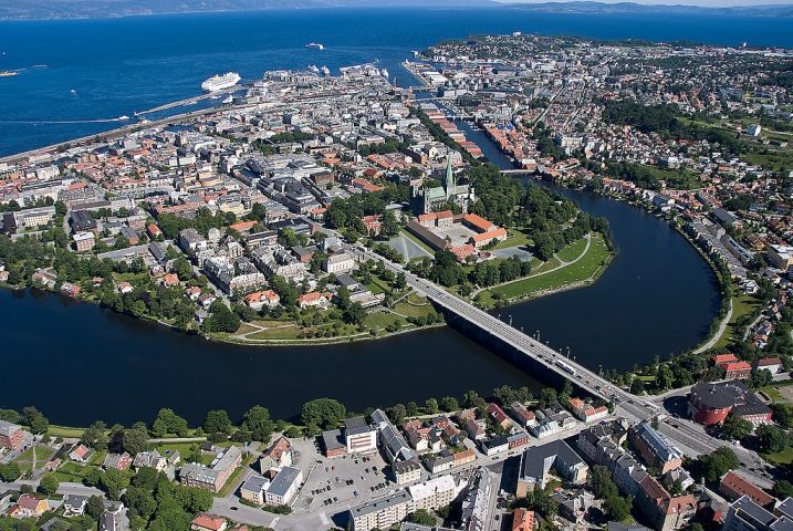 Essa rodovia percorre mais de mil quilômetros entre as cidades de Kristiansand e Trondheim, cruzando uma região repleta de fiordes e paisagens naturais exuberantes. 