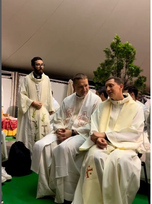 Edoardo Santini contou ter vivido em 2022 a “mais bela experiência” de sua vida ao morar com dois padres. Ele disse que encontrou “as respostas que esperava que viessem dos céus”. 