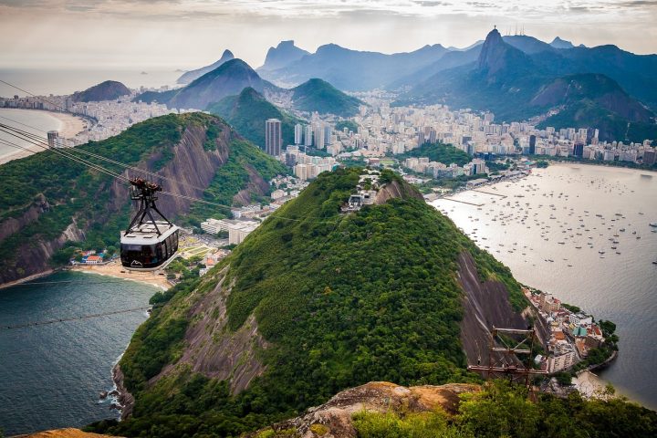 O Rio de Janeiro pode ser um bom lugar para idosos, pois oferece muitas opções de lazer e turismo com acesso facilitado, como museus e parques acessíveis. Contudo, a experiência pode variar e irá depender do bairro.