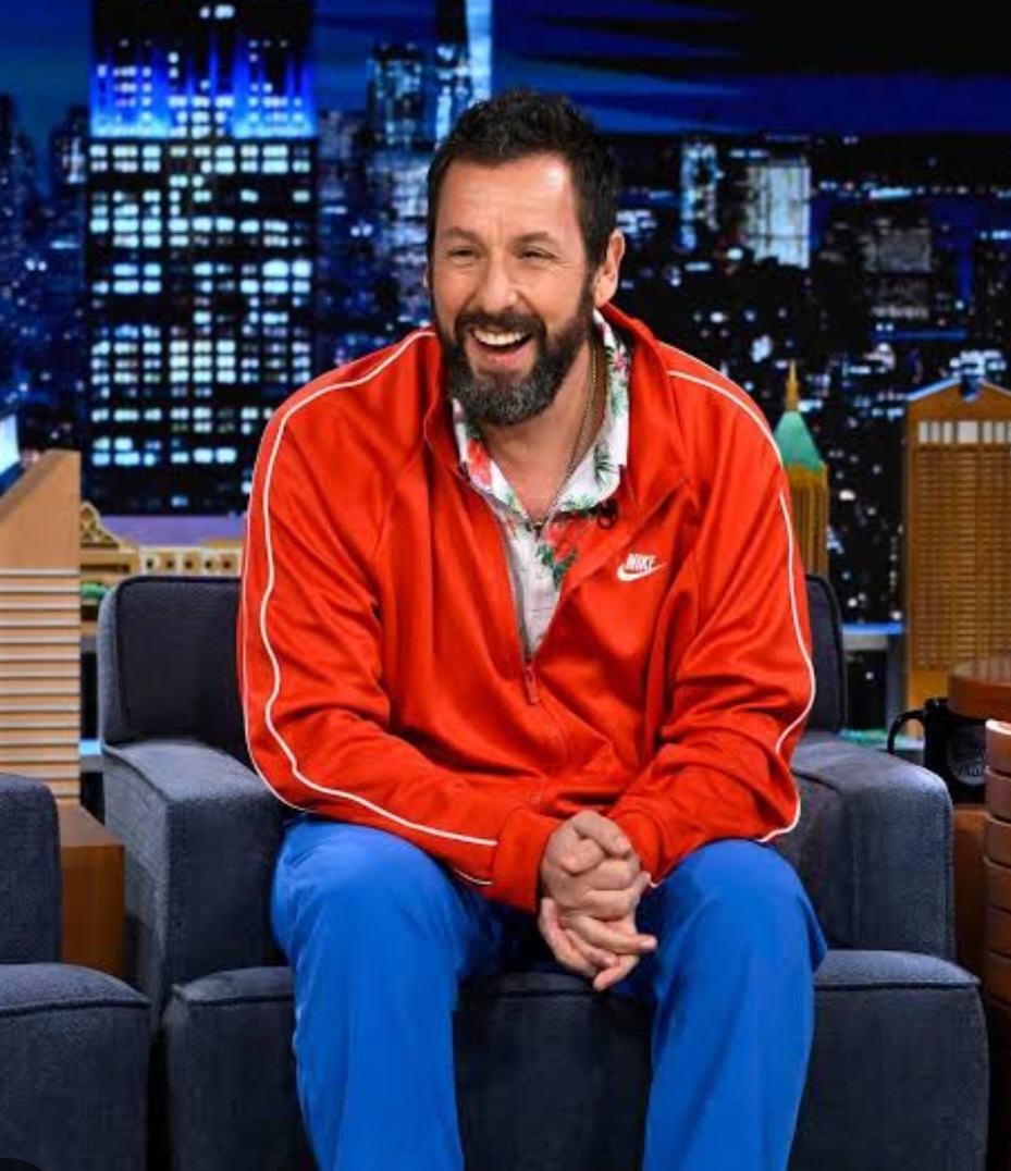 Adam Sandler (09/09/1976) se destacou por sua habilidade em equilibrar comédia e drama. Filmes como O Paizão (1999), Click (2004) e Joias Brutas (2019) marcaram sua carreira. Sandler foi indicado ao Globo de Ouro por este último filme, sendo reconhecido pela crítica por sua versatilidade e performances emocionais.