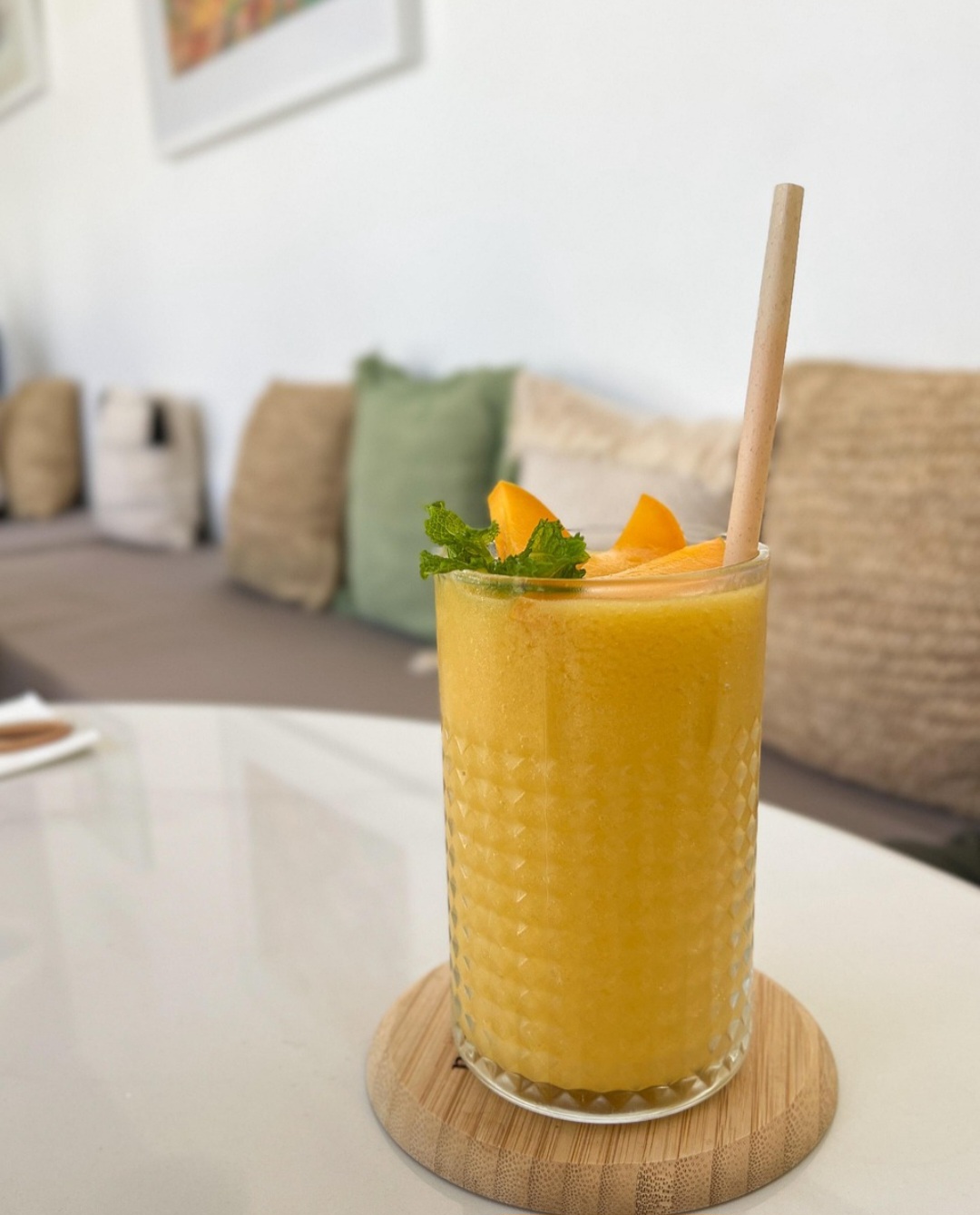 Por outro lado, a manga tem bastante frutose, que é um tipo de açúcar encontrado naturalmente na fruta e que, quanto mais madura, maior será a sua quantidade. Mas o açúcar natural desta fruta não causa picos de glicose no sangue como o açúcar adicionado aos biscoitos.