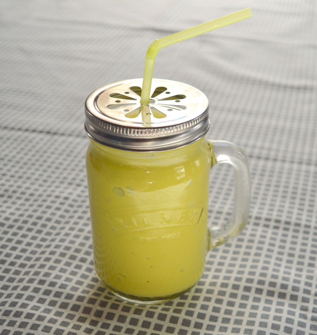 A manga é uma fruta muito versátil e inclusive a sua casca pode ser consumida, ao natural ou em preparações como suco. Refrescante e saboroso, esse líquido ajuda a renovar suas energias e geralmente acompanha as principais refeições. 