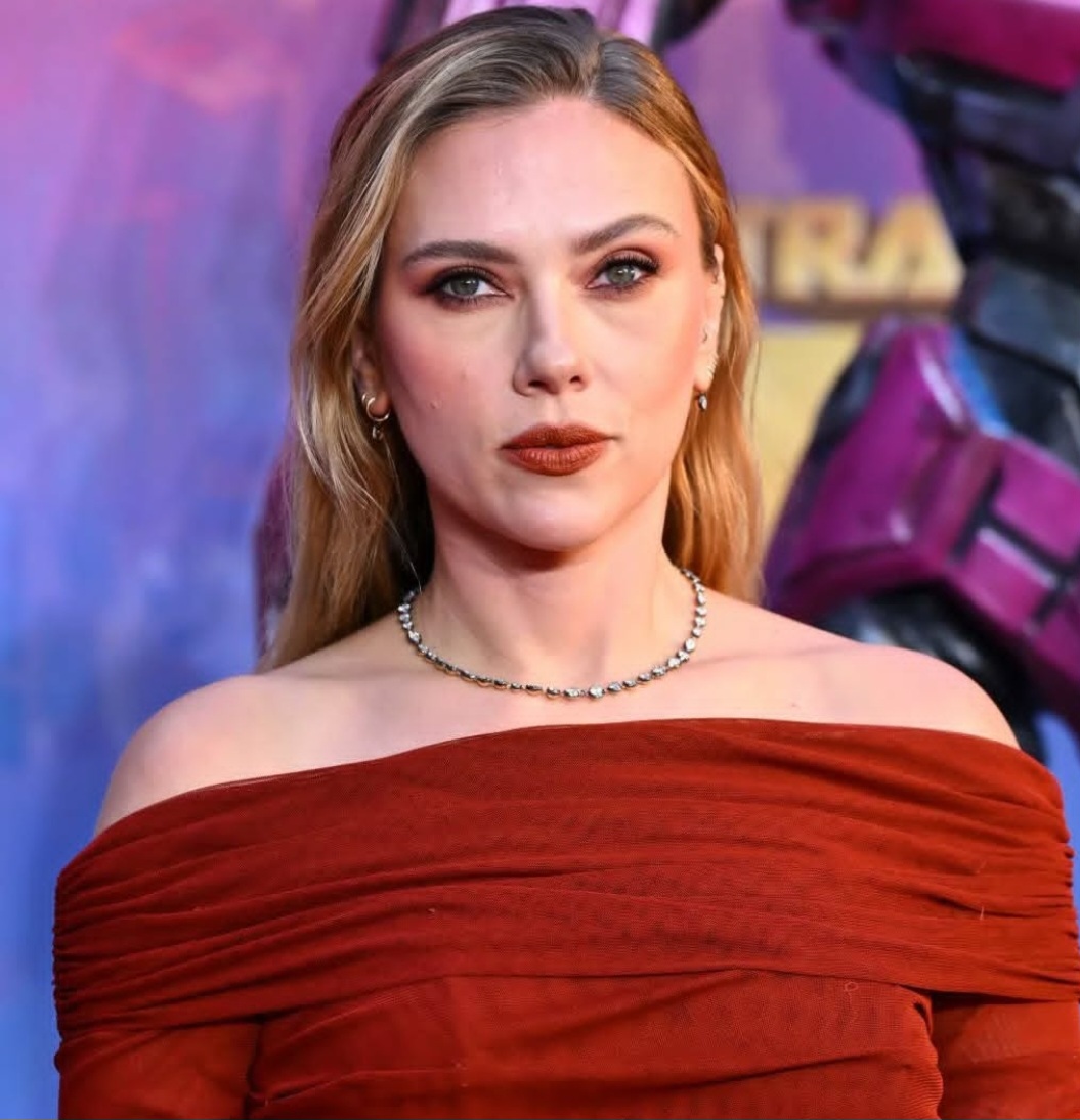 Ela também se aventurou no teatro, vencendo um Tony por sua atuação na peça A View from the Bridge da Broadway, em 2010.