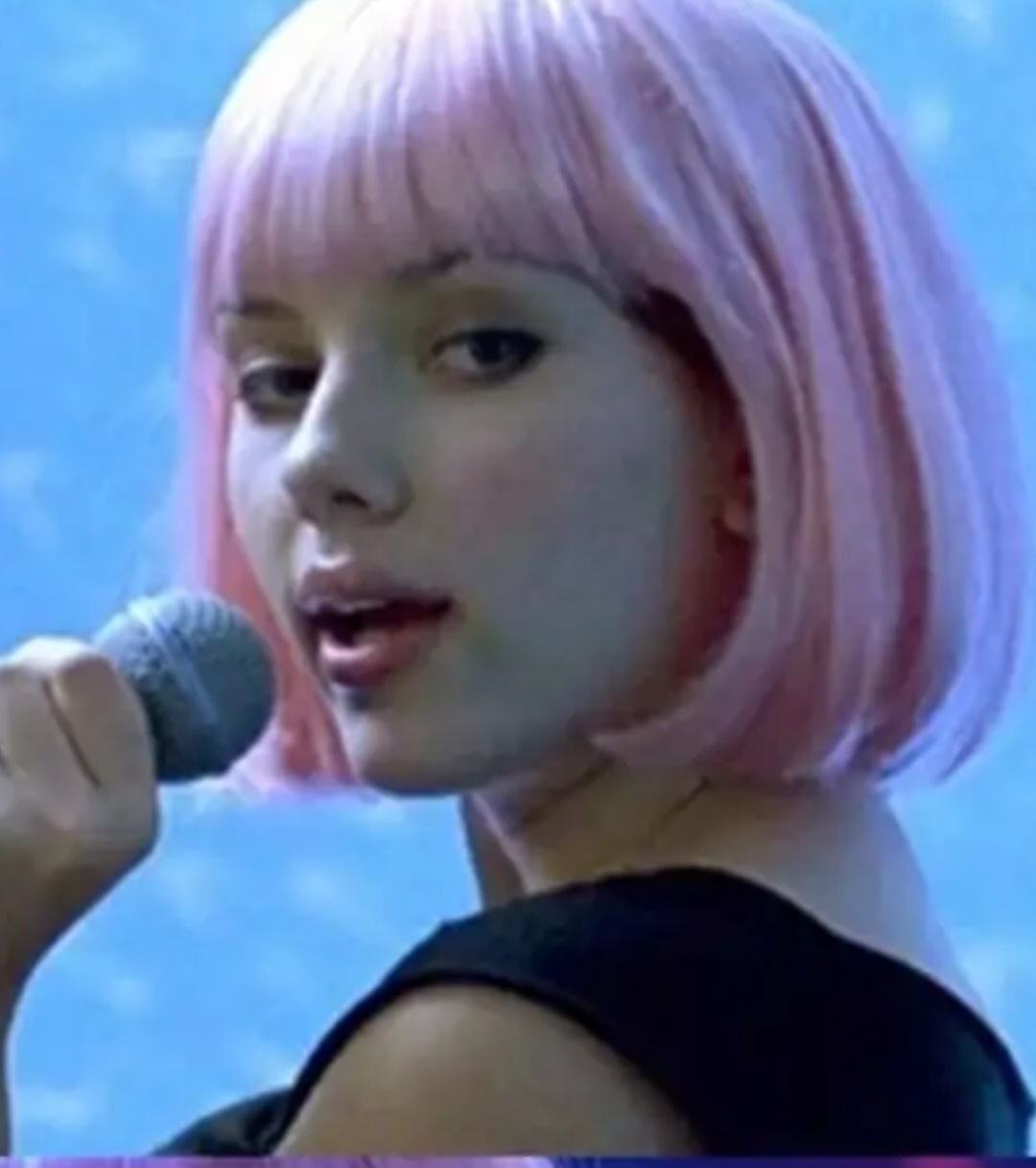 Esse papel lhe rendeu prêmios e indicações, marcando sua transição para papéis mais complexos. Scarlett se tornou conhecida por sua capacidade de unir um jeito atraente, inteligência e emoção em cena.