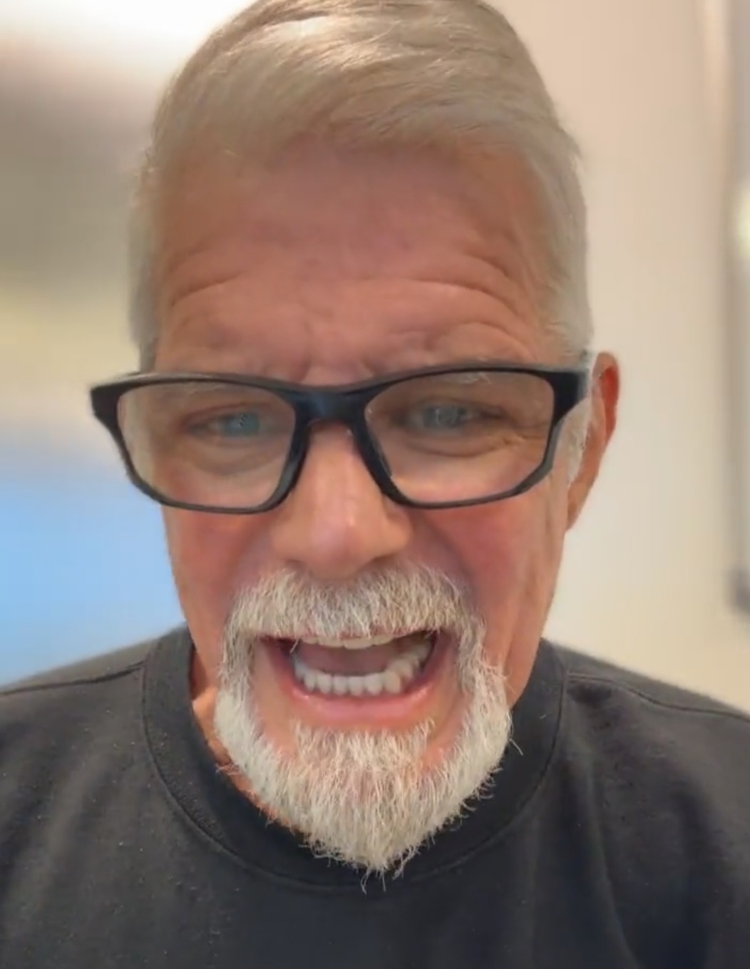 Eu agradeci ao universo e disse: ‘Poxa, o mundo respira melhor hoje. Partiu alguém que nem deveria ter nascido’”, declarou.