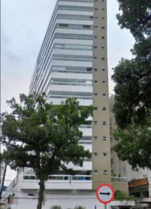 O empreendimento foi concluído em 2019, mas os primeiros focos de cupins começaram a aparecer dois anos depois. Conforme a defesa dos moradores, o condomínio notificou diversas vezes a construtora para que retirasse o material abandonado, mas não obteve resposta.
