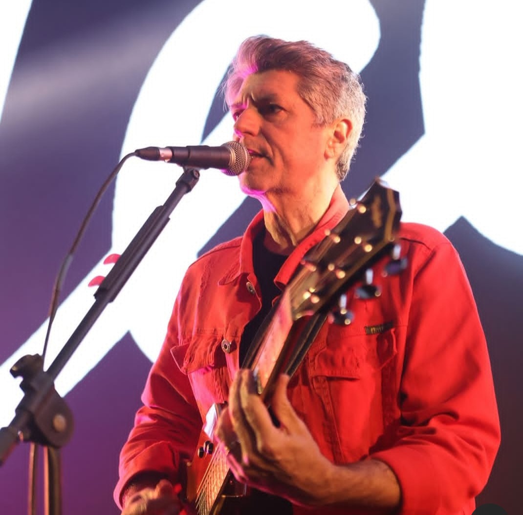 A decisão garante a Paula o direito de incluir sucessos como “Fixação” e “Como Eu Quero” no repertório da turnê. O caso é mais um capítulo da longa disputa entre os dois, que travam batalhas judiciais há anos sobre autoria e uso das obras criadas na época do grupo.