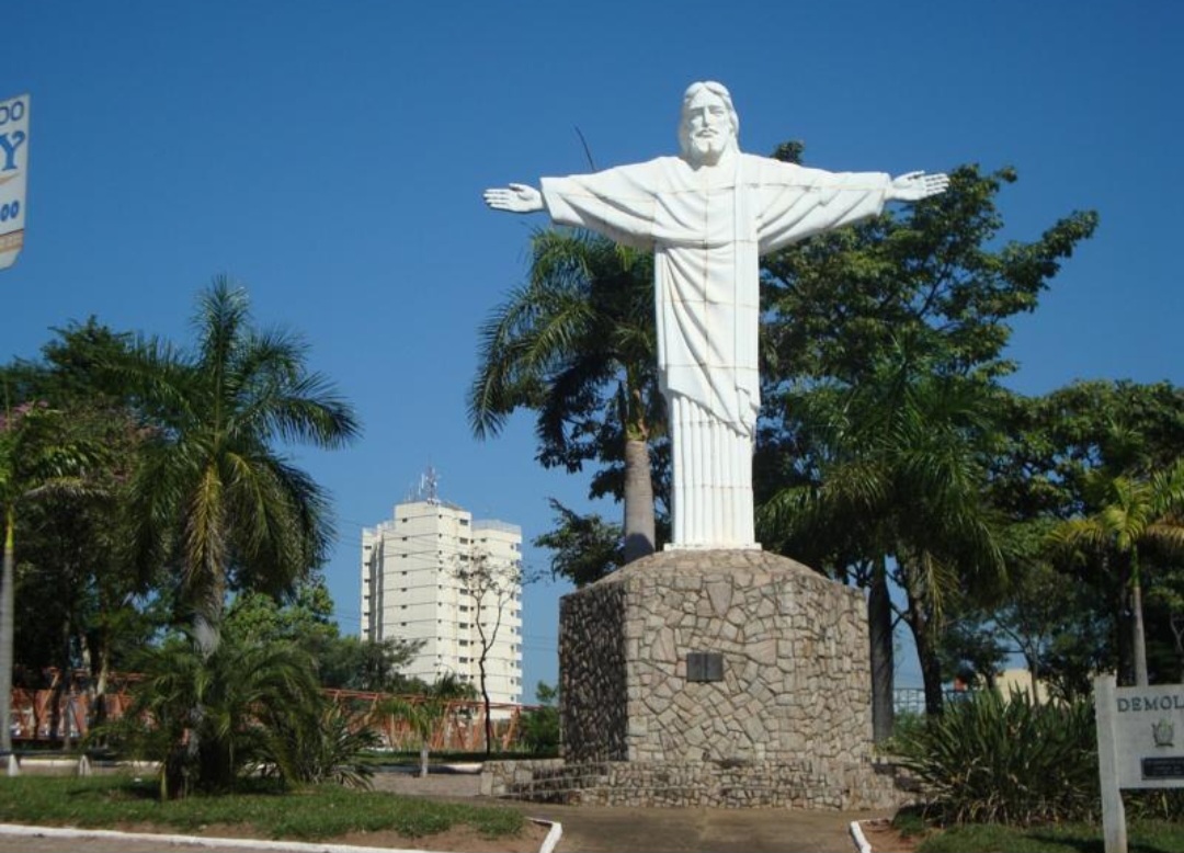 Entre as cidades menores, Adamantina possui diversas instituições voltadas para o cuidado do idoso, que incluem residenciais geriátricos, clínicas de repouso e o Centro Dia para a Pessoa Idosa.