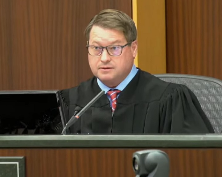 A defesa de Wilson argumentou que ele possui uma mente doentia e vício em drogas, pedindo um novo julgamento ou absolvição. No entanto, o juiz negou o pedido, afirmando que as evidências eram claras e condenatórias.