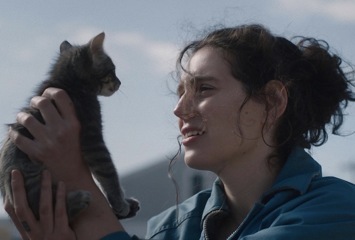 7º) Sorry, Baby, de Eva Victor – O filme teve uma estreia badalada no Festival de Sundance e segue uma jovem professora de literatura em recuperação de um trauma, abordando temas como depressão e superação.