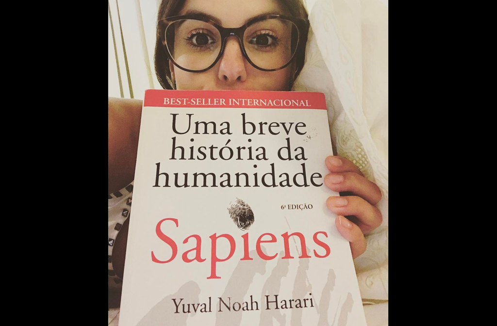 Apaixonada por literatura, a atriz costuma indicar livros em suas redes. Tem interesse em obras que abordam maternidade, autoconhecimento e espiritualidade. Para ela, a leitura é mais do que uma forma de relaxar e refletir: é a janela para o mundo. Assim, incentiva os filhos a desenvolverem o hábito desde cedo. 