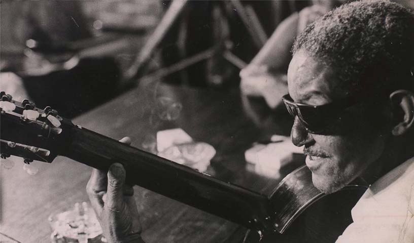 A sua infÃ¢ncia, no entanto, foi marcada por dificuldades. Ainda menino, Cartola viu a famÃ­lia mudar-se vÃ¡rias vezes, atÃ© se estabelecer no Morro da Mangueira, onde ele passaria a maior parte da vida.
