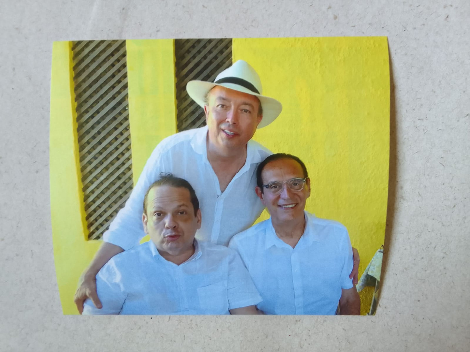 Dois médicos de renomeada, Weiber Xavier e Aristófanes Canamary, mais Marcus Lage, congregaram os Amigos do Vinho 
 (Foto: Acervo Pessoal)