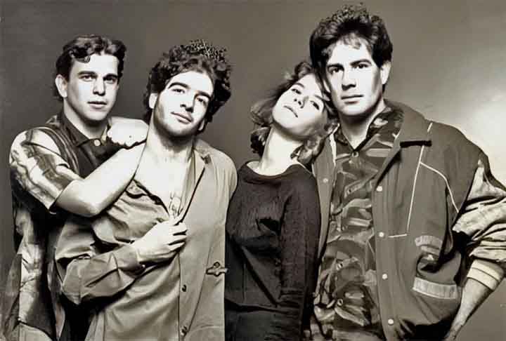 A banda ganhou reconhecimento nacional, logo em sua primeira participação com duas músicas, no LP “Rock Voador” da Warner, que reunia bandas lançadas pela gravadora. O primeiro grande sucesso foi “Distração. 