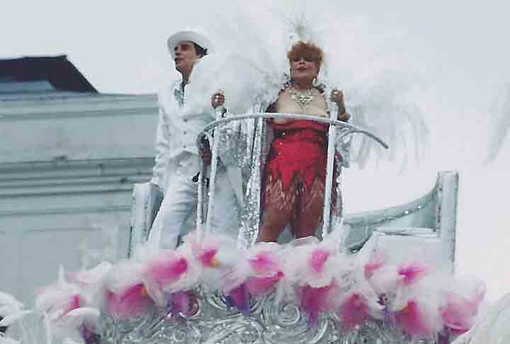 Dercy Gonçalves - Viradouro 1991 - Em seu primeiro ano na elite do carnaval carioca, a escola de Niterói surpreendeu o mundo do samba com uma bela homenagem à irreverente atriz. Dercy veio acima da alegoria com os seios à mostra e contagiou a Sapucaí. A escola ficou em sétimo.