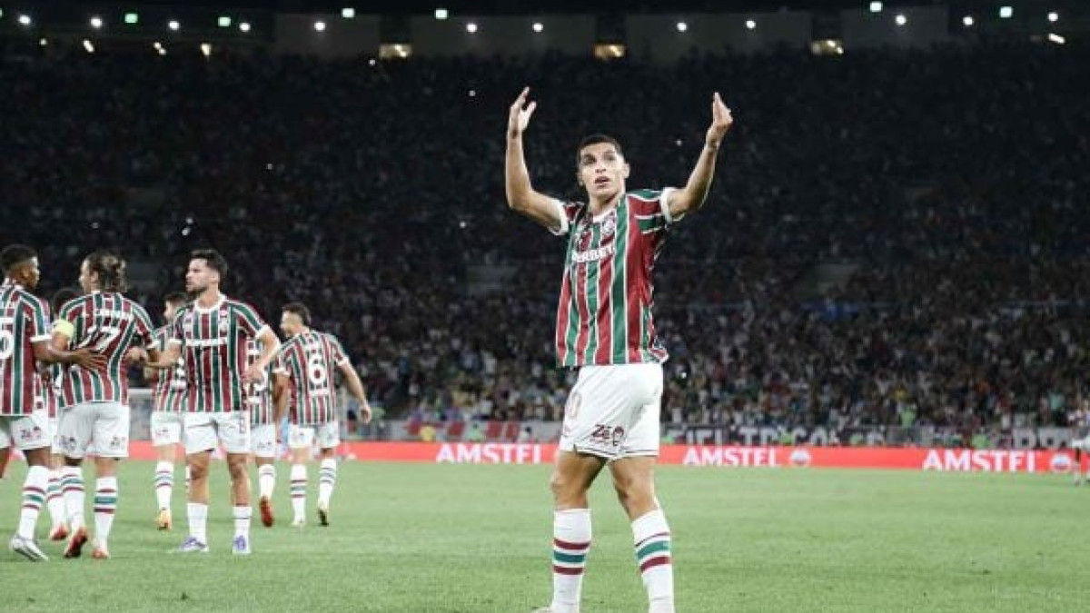 Colombiano entra em seleto grupo de jogadores que conseguiram anotar mais de nove gols e assistências em uma temporada