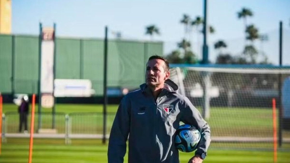 Clube desliga fisiologista e preparador físico após temporada marcada por lesões; outras áreas também sofreram cortes