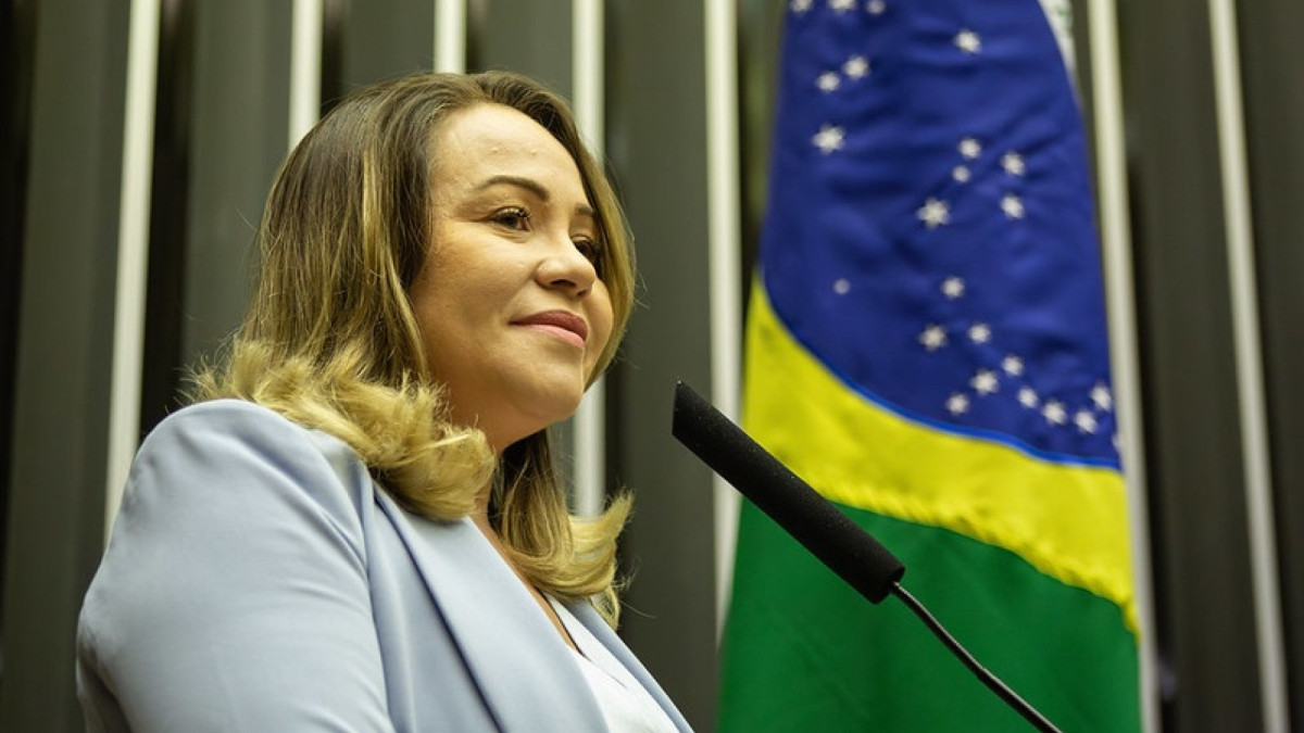 Única a favor do veto: deputada Ana Paula diverge da bancada cearense em votação do exame toxicológico