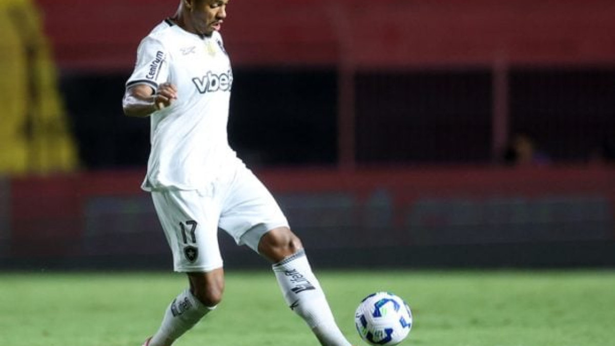 Volante explica que não saiu por conta do ex-técnico Artur Jorge, que o convenceu a seguir no Glorioso