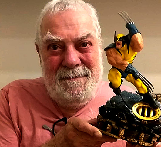 No Brasil, a voz mais marcante do Wolverine é a do dublador Isaac Bardavid, que interpretou o personagem por mais de duas décadas em filmes, séries e animações. Reconhecido pelo timbre grave e intenso, ele faleceu em 2022, deixando um legado admirado pelos fãs da Marvel.