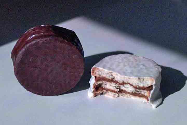 Dessa forma, a palavra alfajor foi documentada em dicionários espanhóis no século XIV, como uma variação da receita original. 