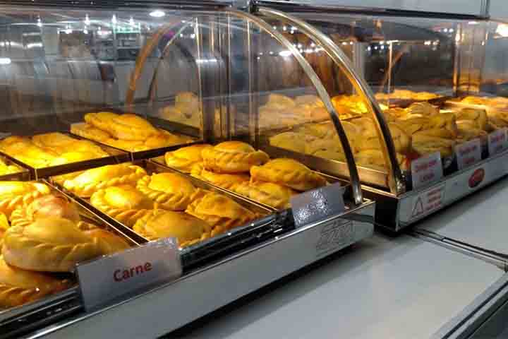 Em países como a Argentina, é comum encontrar empanadas em padarias, restaurantes e festivais. Há até competições locais para eleger a melhor empanada de determinada província.